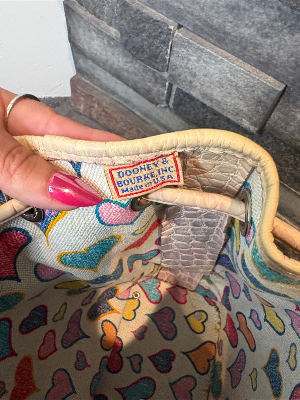 Dooney & Bourke Cream and Lilac Ombré Croc-Embossed Bucket Bag USA Vintage - Picture 6 of 13